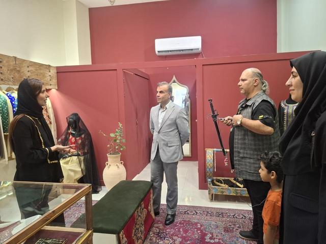 بازدید مدیرکل میراث فرهنگی هرمزگان از فروشگاه البسه سنتی در بندرعباس / تأکید بر برندسازی و حمایت از فعالان هویت‌محور