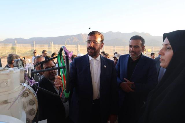 نیروگاه خورشیدی پنج مگاواتی و خط انتقال گاز سروستان به بهره‌برداری رسید