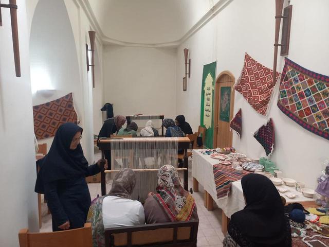 برگزاری دوره آموزشی گلیم‌بافی در شهرستان سلطانیه