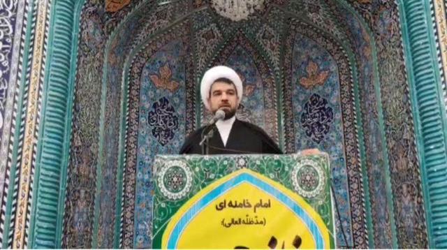 امام جمعه موقت خاش: وحدت ملی و تبعیت از ولایت فقیه راه خنثی‌سازی توطئه‌های دشمنان است