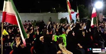 دست‌های برافراشته در خیابان‌ها؛ دست برتر ایران در جبهه‌های مختلف را روایت می‌کند