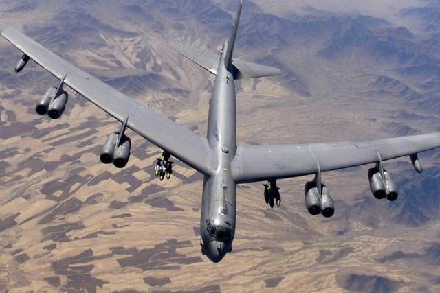 سقوط بمب‌افکن استراتژیک B-52 ارتش آمریکا در کالیفرنیا