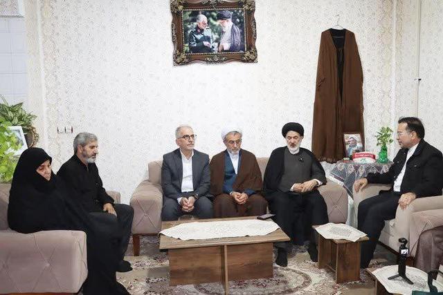 دیدار مشاور رئیس‌جمهور با خانواده پنج شهید گنبدی