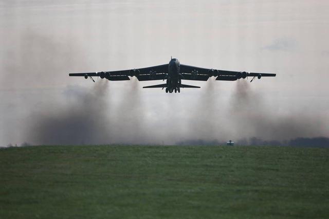 هشت کشته در سقوط بمب‌افکن B-52 آمریکایی در کالیفرنیا