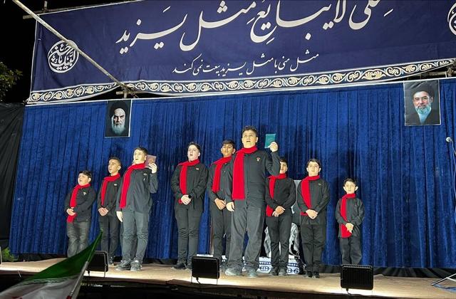 سرودخوانی پسران فومنی در تجمع شبانه