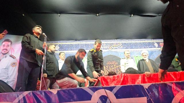 وداع با شکوه رشتوندان با پیکر پلیس شهید در تجمع شبانه