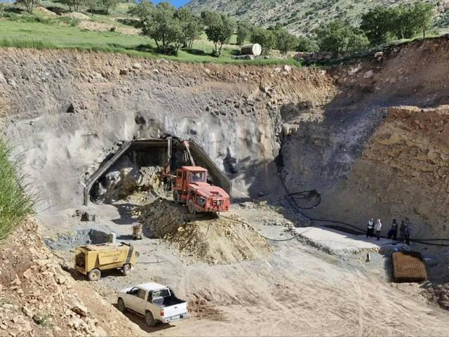 آغاز عملیات حفاری دومین تونل در مسیر بزرگراه کربلا