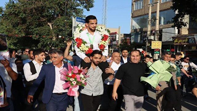 مراسم استقبال از مهدی رحیمی قهرمان طلایی دانشجویان در ماهدشت + عکس