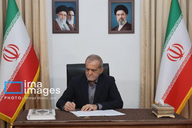 تصاویر امضای تفاهم‌نامه پایان جنگ توسط پزشکیان