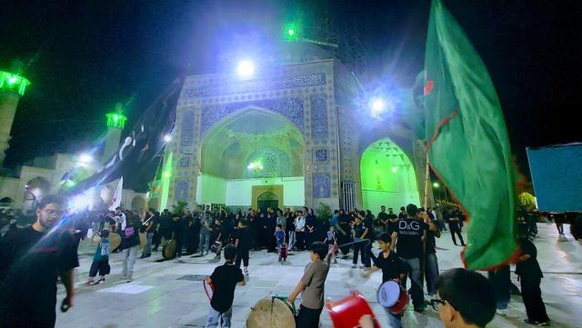 فیلم | شور و نوای حسینی در صحن امام‌زادگان ۱۷‌تن(ع) گلپایگان
