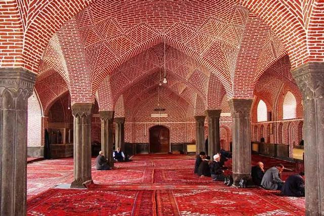 بازسازی آبنمای تاریخی مسجد سیدالشهدا(ع) خوی با الهام از الگوهای اصیل معماری
