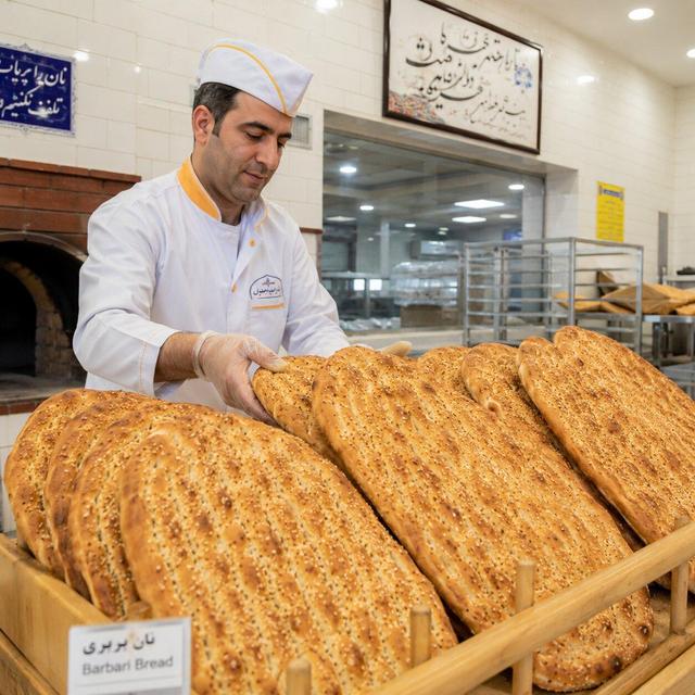 آقای دولت! طاقت مردم در برابر گرانی ها دارد تمتم می شود؛ با حذف یارانه نان؛ پاس گل به دشمن ندهید