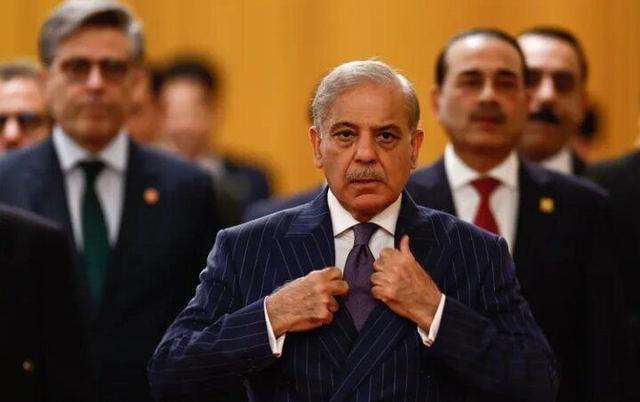 شهباز شریف پس از مذاکرات ایران و آمریکا: امیدواریم وقتی به خانه‌هایمان برگردیم، سند فوق‌العاده‌ای در دست داشته باشیم