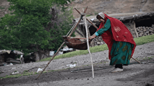 چادرهای سیاهی که با دستان زنان می‌چرخد
