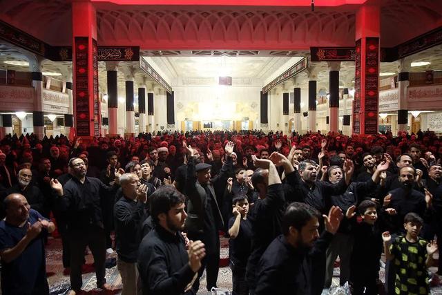 قم در شب تاسوعای حسینی غرق در عزا و ماتم است