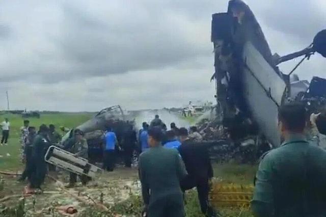 ببینید | هواپیمای سبک هنگام فرود در ورشو سقوط کرد