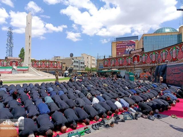 نماز ظهر عاشورا زنجان در میدان تاریخی انقلاب