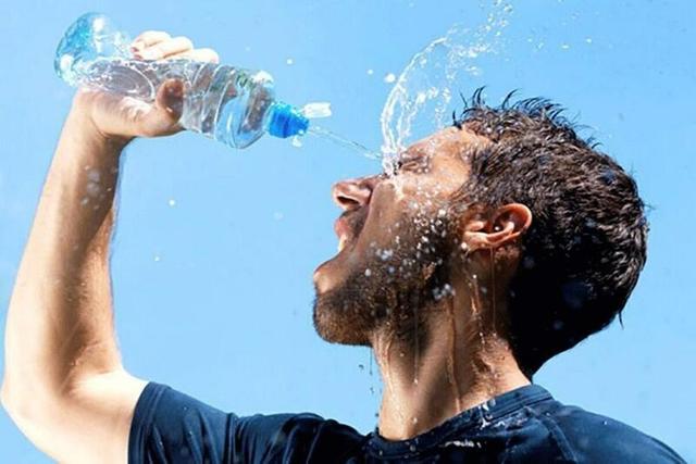 علائم گرمازدگی را جدی بگیرید؛ چه زمانی باید با اورژانس تماس گرفت؟