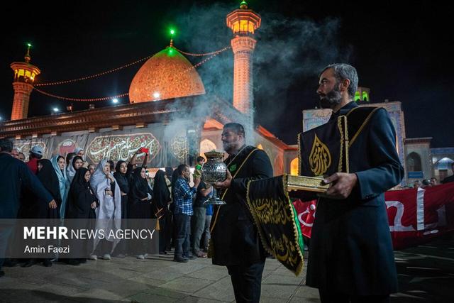آئین لاله گردانی شام غریبان در حرم شاهچراغ(ع)