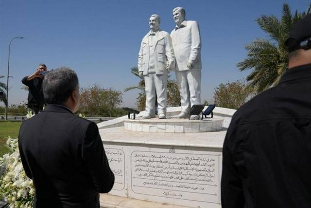 ادای احترام عراقچی به مقام شهیدان حاج قاسم سلیمانی و ابومهدی المهندس