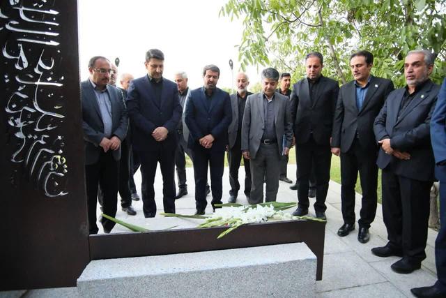 ادای احترام وزیر ارتباطات به مقام شامخ شهدای همدان