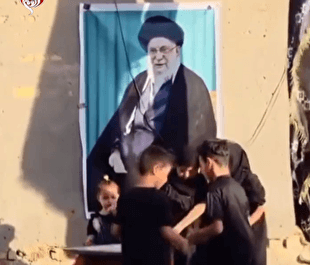 کودکان عراقی با برپایی یک موکب کوچک، یاد امام شهید، حضرت آیت الله العظمی خامنه‌ای را گرامی داشتند