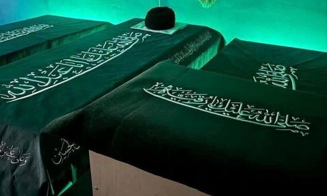 ببینید | تابوت پیکر مطهر رهبر شهید انقلاب اسلامی، به همراه پیکرهای مطهر دختر، عروس، داماد و نوهٔ شهیدش