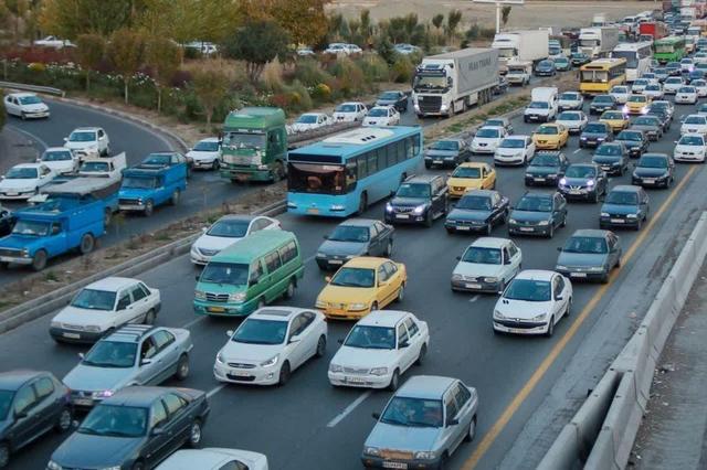ترافیک سنگین در آزادراه تهران - کرج -قزوین؛ پرهیز از شتابزدگی