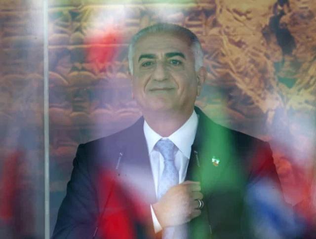 سقوط آزاد رضا پهلوی در فضای مجازی؛ ۶۰۰ هزار آنفالو و ۷۳ درصد افت لایک در چهار ماه!