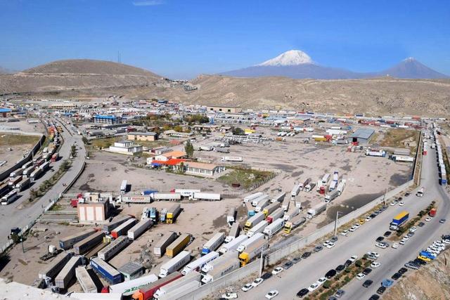 افزایش ۳۰ درصدی ظرفیت پذیرش کامیون در بازرگان/تسهیل ترانزیت با هوشمندسازی مرزها