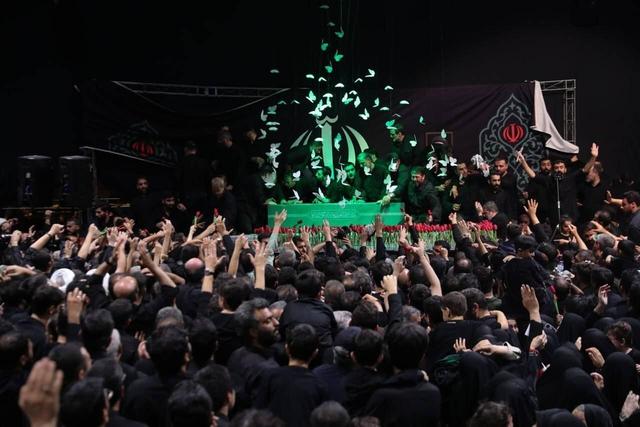 عکس | حضور سردار احمد وحیدی فرمانده کل سپاه پاسداران در مراسم وداع با پیکر رهبر شهید انقلاب