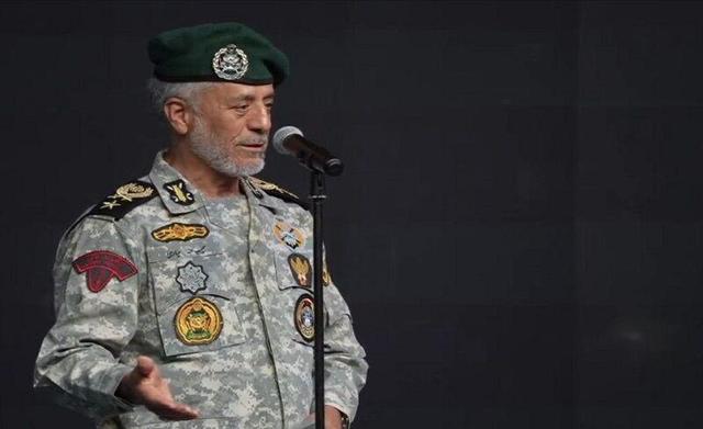 دریادار سیاری: تسلیم شدن در قاموس ملت ایران جایگاهی ندارد / ارتش فدای ملت