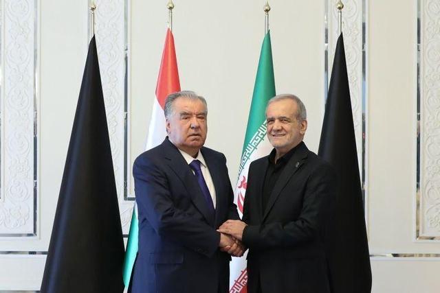 دیدار مقامات شرکت‌کننده در آیین بدرقه آقای شهید ایران با رئیس‌جمهور