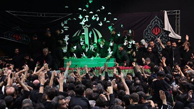 مراسم وداع با پیکر قائد شهید در جوار حسینیه امام خمینی(ره)/ آخرین دیدار با خانواده‌های معظم شهدا