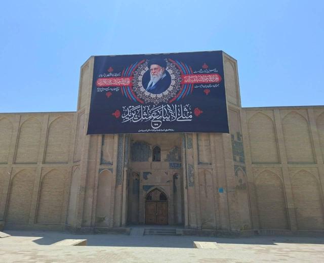 ورامین. سیاه‌پوش مراسم تشییع رهبر شهید انقلاب