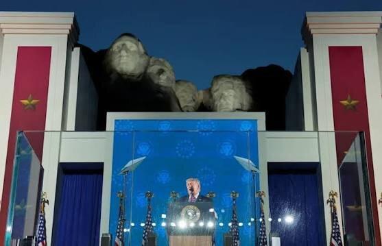 ترامپ از درون محفظه ضدگلوله برای ایران شاخ و شانه کشید