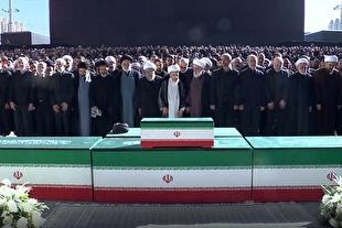 آغاز اقامه نماز بر پیکر مطهر امام مجاهد شهید حضرت آیت‌الله العظمی سیّدعلی خامنه‌ای توسط آیت‌الله جعفر سبحانی از مراجع عظام تقلید