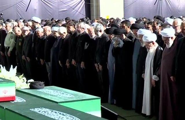 گریه جانسوز در اقامه نماز بر پیکر رهبر شهید انقلاب و خانواده ایشان +ویدیو