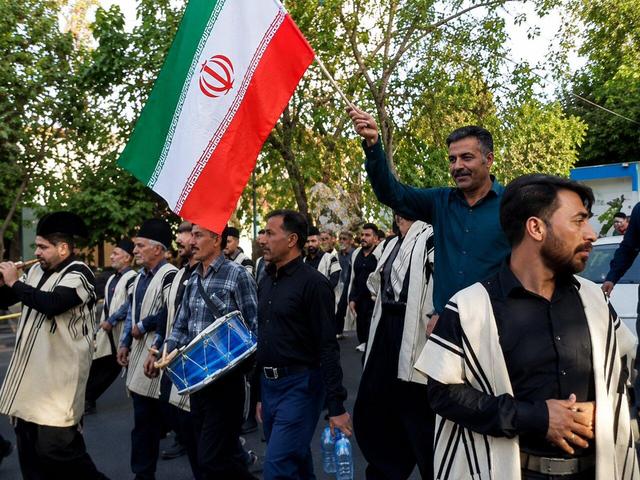 نوای ساز چپ عشایر بختیاری در بدرقه باشکوه امام شهید