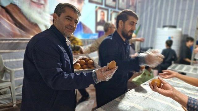 خدمات‌رسانی موکب قزل‌پارک به تشییع‌کنندگان رهبر شهید +فیلم
