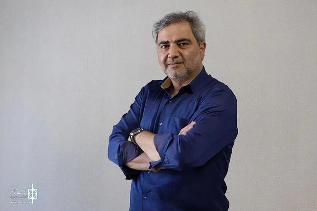 گردهمایی عزاداران در تئاتر شهر/ هنرمندان با ادای احترام در تشییع مشارکت کردند