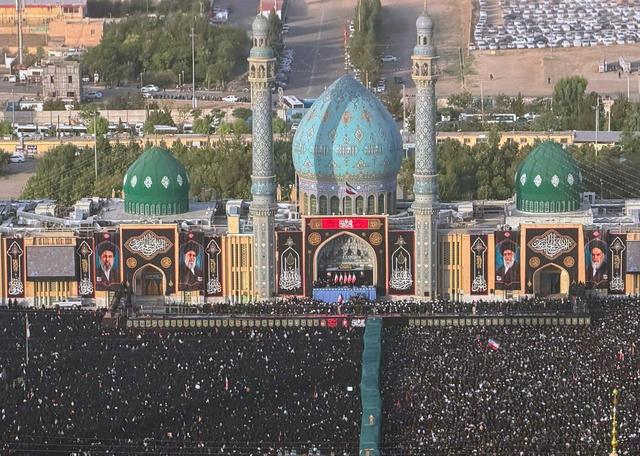 رستاخیز مردم قم در بدرقه رهبر شهید؛ نماز در مسجد جمکران اقامه شد