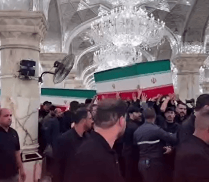 طواف پیکر مطهر رهبر شهید انقلاب بر گرد ضریح مطهر حضرت امیرالمومنین(ع) در نجف اشرف