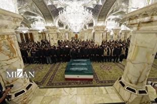 اقامه نماز بر پیکر خانواد رهبر شهید ایران در حرم امام حسین (ع)