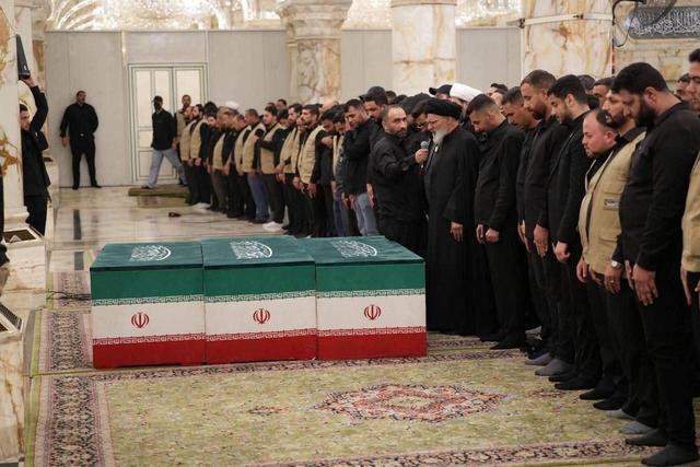 تصاویر اقامه نماز بر پیکر خانواده رهبر شهید ایران در حرم امام حسین (ع)/ طواف آخر دور ضریح سیدالشهدا