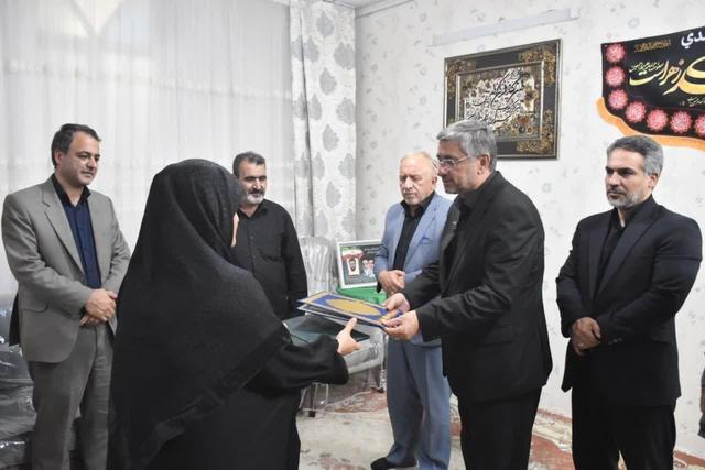 استاندار لرستان: خانواده شهدا بدون چشم‌داشت پای کار انقلاب و نظام هستند