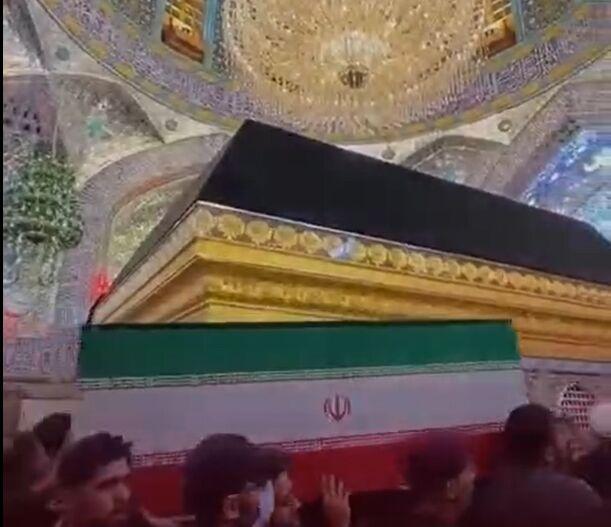 طواف پیکر رهبر شهید در حرم مطهر حضرت امیرالمومنین (ع) + فیلم
