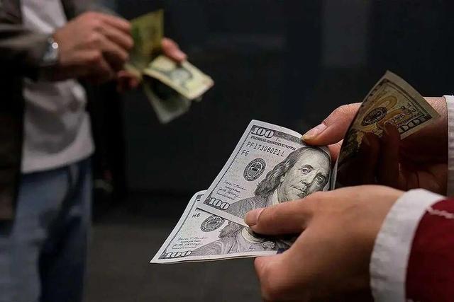 پیش‌بینی سازمان برنامه و بودجه از قیمت دلار تا پایان سال ۱۴۰۶ / دلار ۱۳۰ هزار تومان می‌شود؟