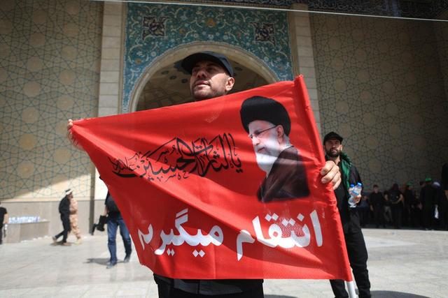 فرزندان آیت‌الله سیستانی در انتظار پیکر رهبر شهید +عکس