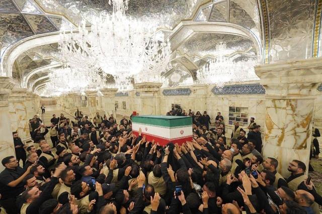 گریه پدر برای کودک ۱۴ ماه‌اش/ پیکر نوه رهبر شهید انقلاب در حرم حضرت عباس + عکس